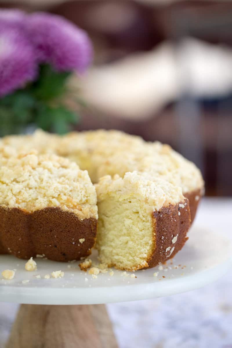 Delectabe Streusel-Topped Cheese Bundt Cake